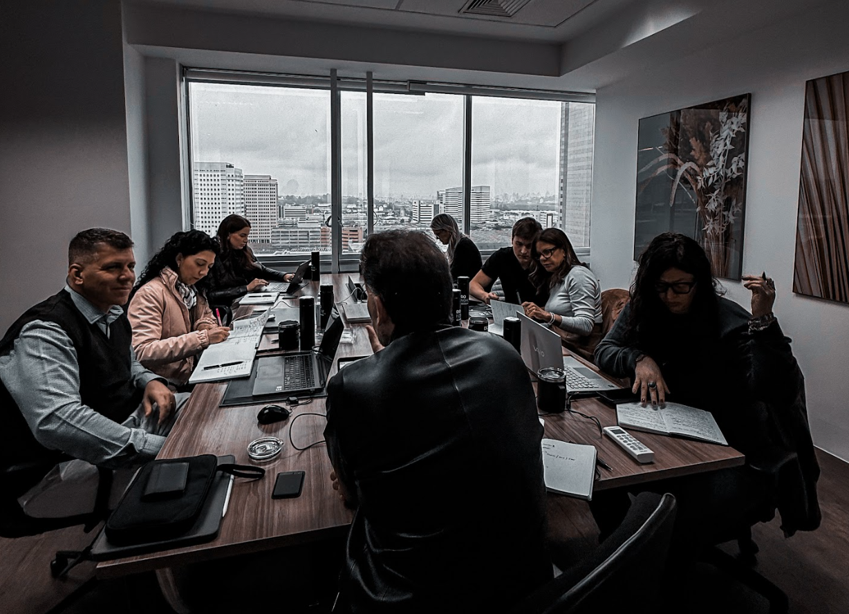 Mesa de decisão em Alphaville · empresários reunidos em sessão de trabalho